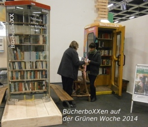 Die beiden BücherboXXen sind aufgebaut und haben schon die erste Besucherin