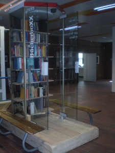 Gläserne Telefonzelle aus Frankreich wird BücherboXX in Berlin