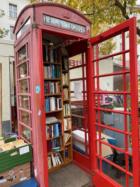 Die englische BücherboXX am Fehrbelliner Platz hat wieder ihre Tür - in vollem Glanz. Bild: KK/12.11.2023
